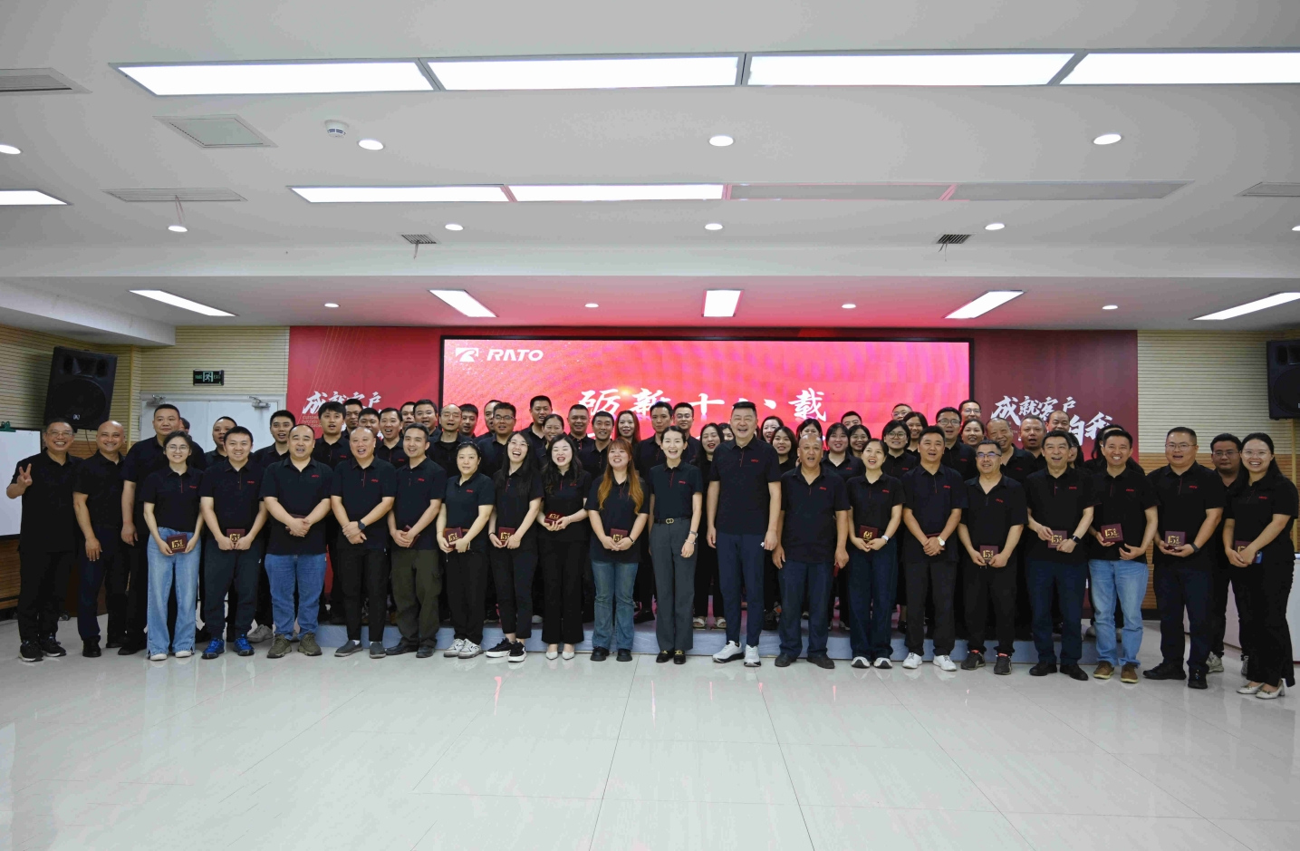 礪新十八載 同心啟新程丨2025潤通集團入職10&15周年員工紀念獎章頒發儀式圓滿舉行