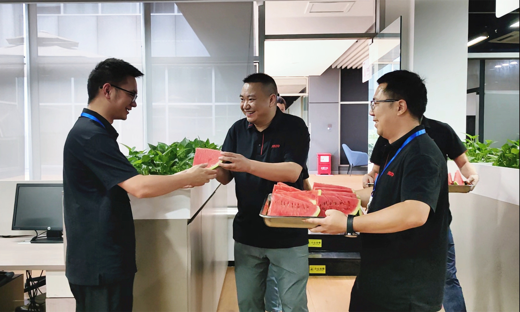 酷暑送清涼，潤通護安康 —— 潤通集團開展夏季高溫慰問活動